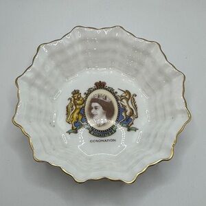Gold Trimmed Queen Elisabeth II Coronation Dish - Shelley, England 🏴󠁧󠁢󠁥󠁮󠁧󠁿